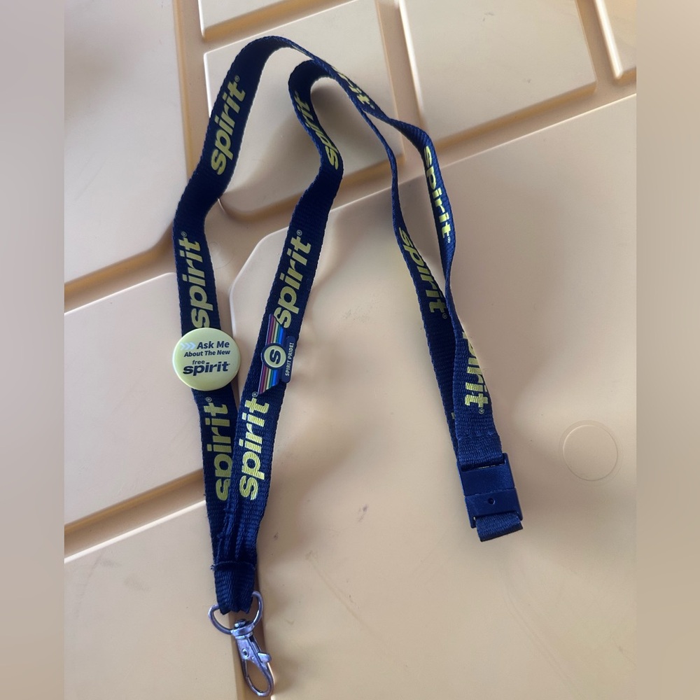 Spirit Airlines Black and Yellow Lanyard NEW free 2pc of Pins
